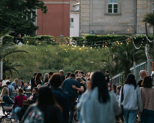 Explorez des techniques créatives pour réaliser des œuvres d"art uniques avec des matériaux recyclés !